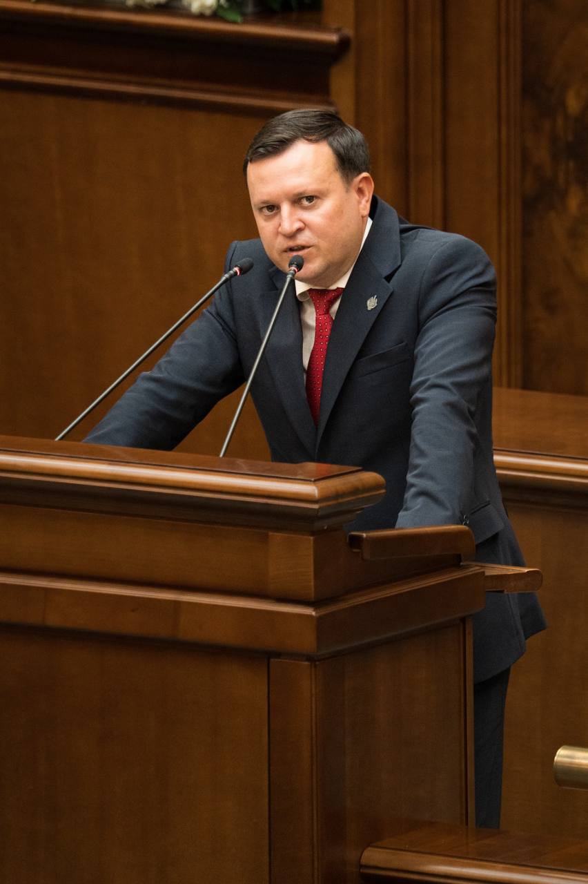 Mesaj cutremurător despre copiii românilor plecați, de la tribuna Senatului: Familiile învață să împartă masa printr-un ecran