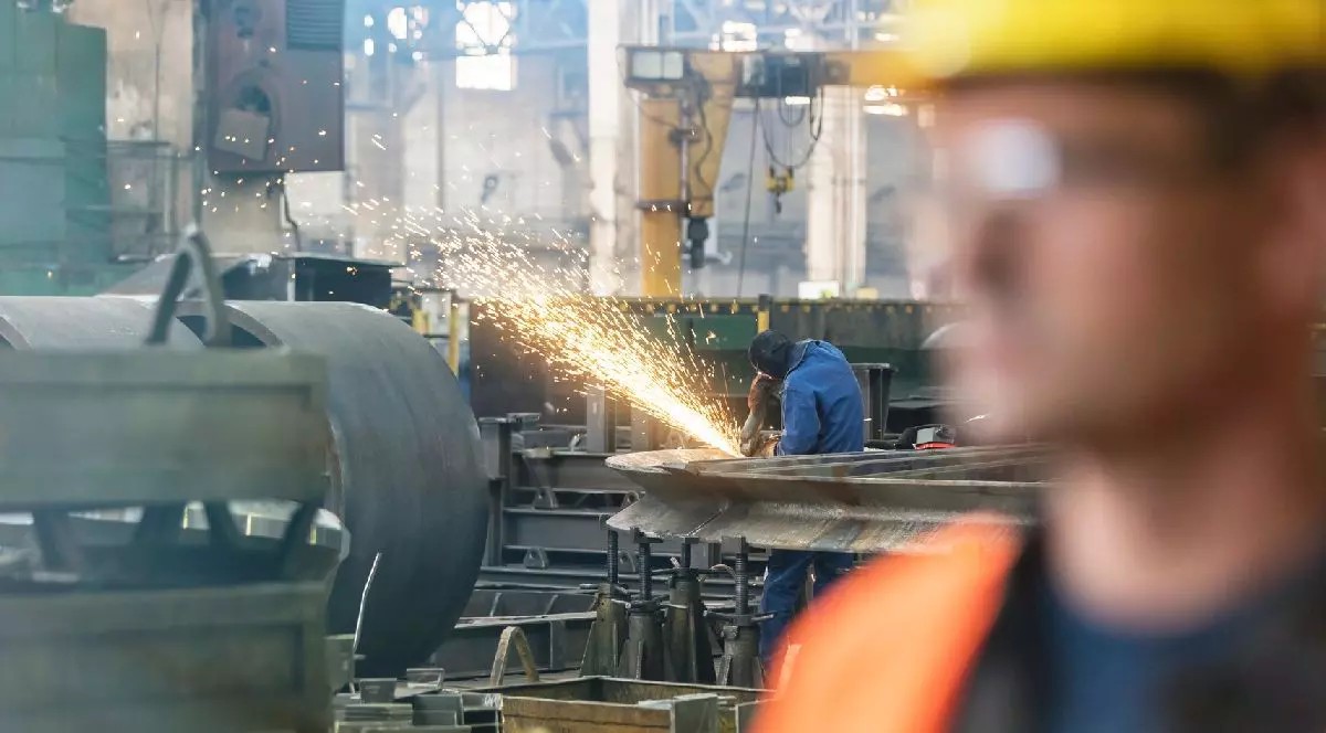 Meseriile fără facultate care aduc salarii de 1.500 de euro pe lună și nu pot fi înlocuite de AI