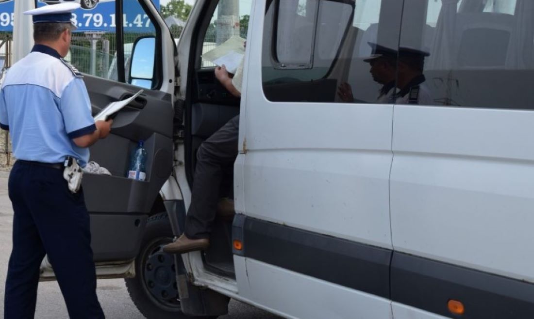 Șoferi de microbuz AMENDAȚI de polițiști după un control în trafic: Câțiva călători, dați jos