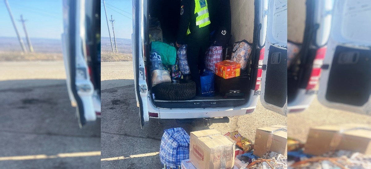 Microbuz oprit de polițiști, șoferul amendat din cauza bagajelor
