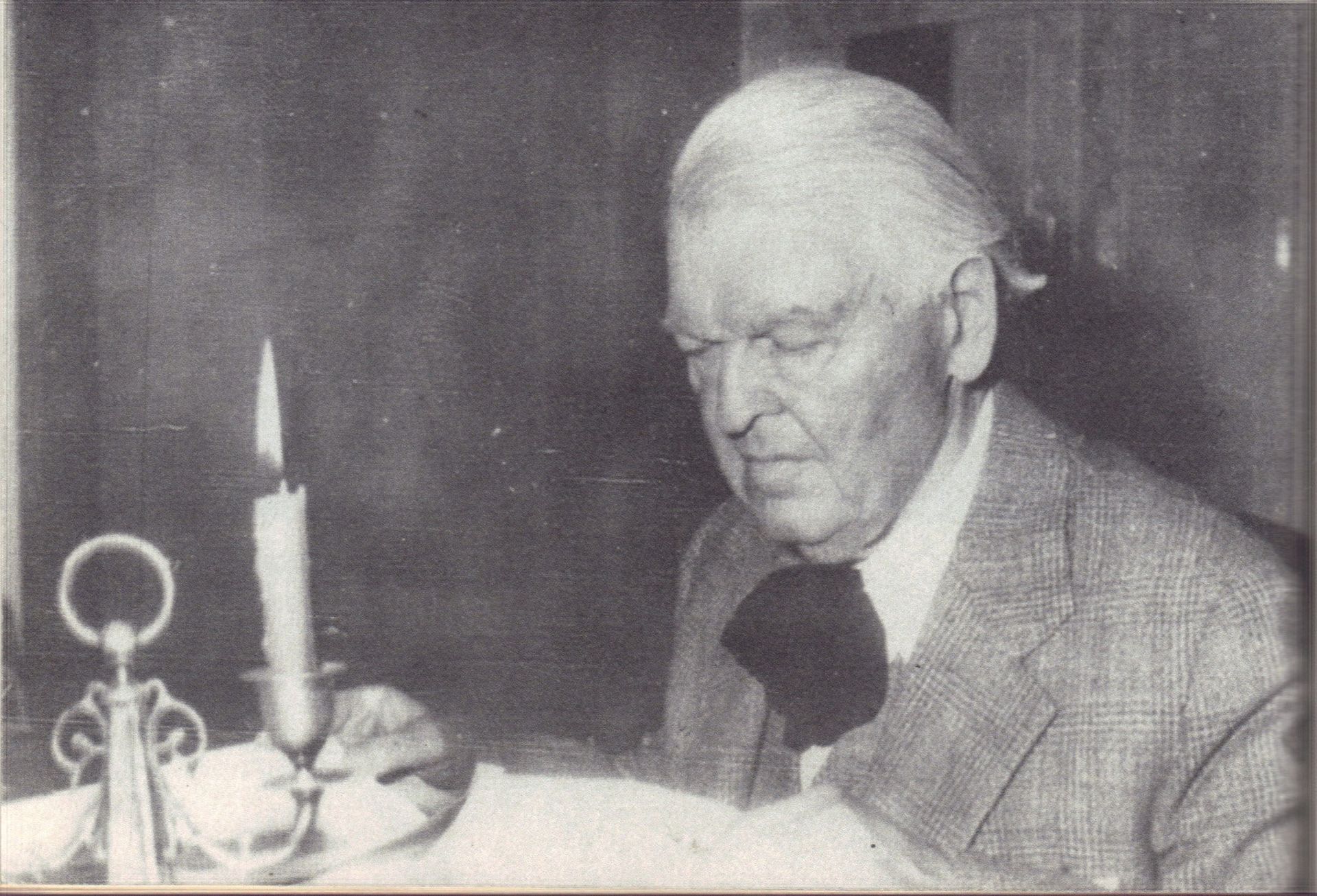 Strănepotul lui Sadoveanu și conspirațiile despre moartea scriitorului: Un individ din Botoșani, fost discotecar, transformat în ziarist