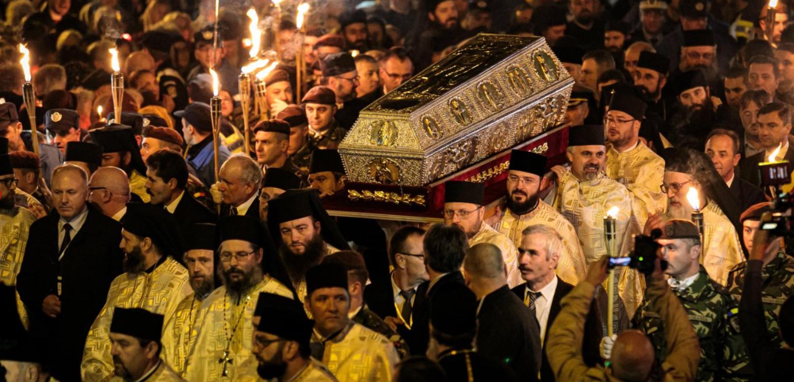 Mii de botoșăneni merg anual la hramul Catedralei Mitropolitane din Iași: PROGRAMUL sărbătorii Sfintei Cuvioase Parascheva