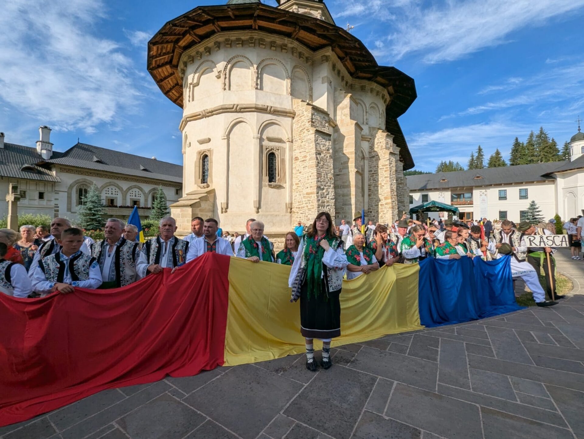 Mii de credincioși s-au adunat la Putna la 522 de ani de la moartea lui Ștefan cel Mare