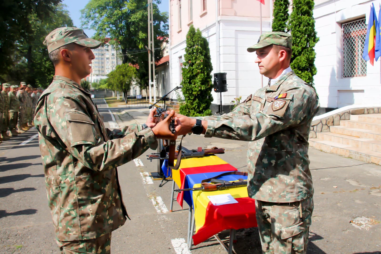 Soldați noi la Botoșani: În numele patriei, îți înmânez arma