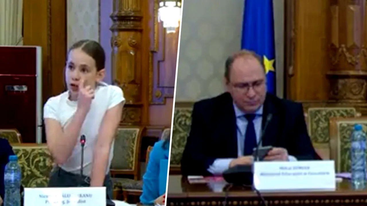 ministrul educatiei surprins pe telefon.j