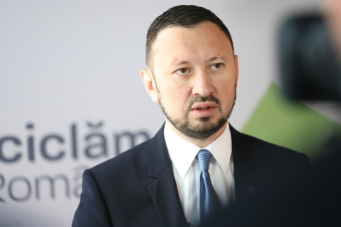 O unitate a statului are 99 de directori