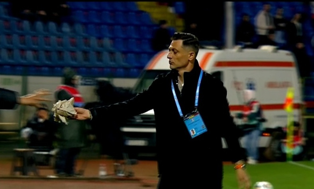 Mirel radoi atacat cu hartie igienica la Botosani.