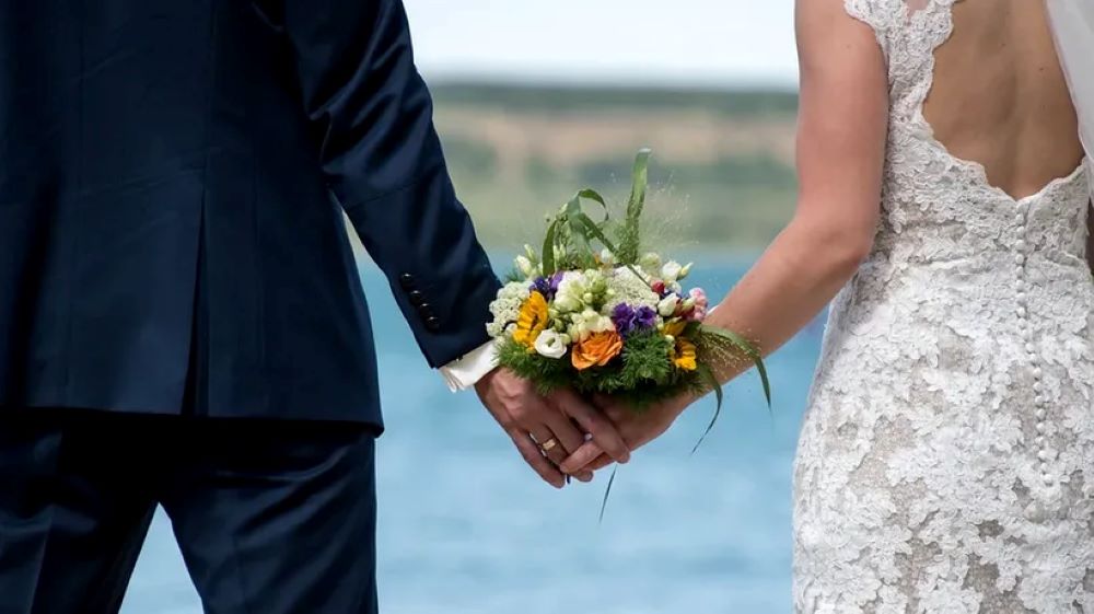 Bat clopote de nuntă?! O botoșăneancă celebră se pregătește de marele eveniment: Mă tot cere periodic 