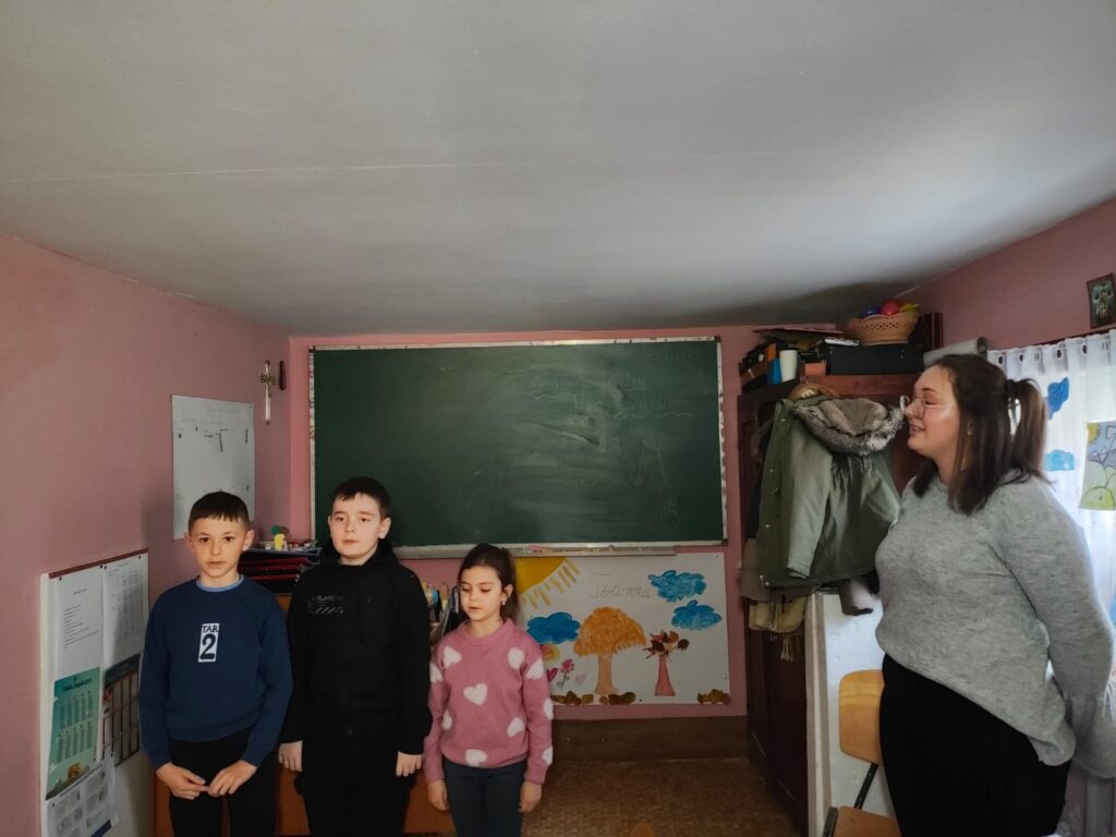 Povestea domnișoarei din Botoșani care predă la o clasă cu doar… trei elevi 