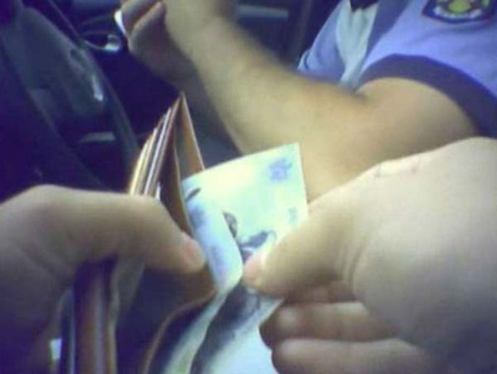 ASTĂZI: Un vitezoman de la Suceava a vrut să mituiască un polițist botoșănean 