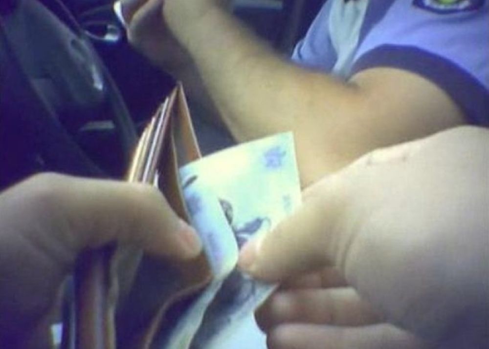 Un vitezoman a încercat să-i mituiască pe polițiștii botoșăneni cu 1.000 de lei  