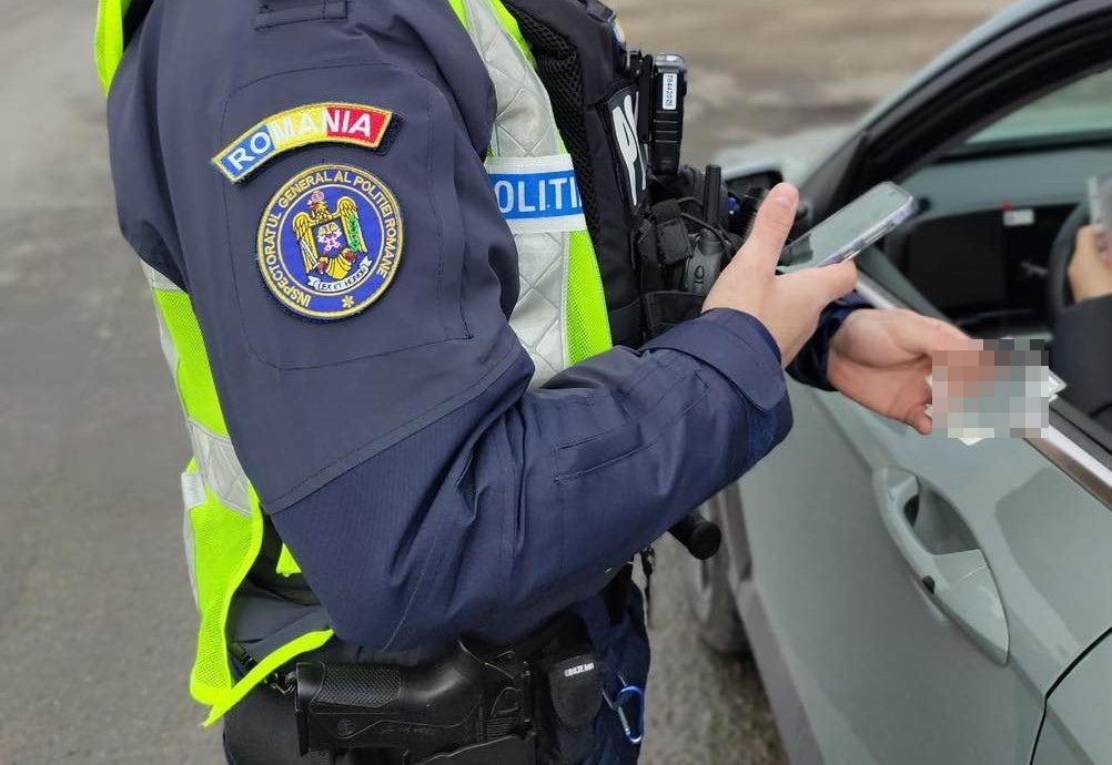 Bani promiși polițiștilor de către un șofer tras pe dreapta pentru o depășire
