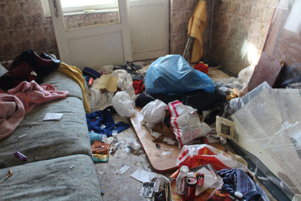 Focar de infecție într-un apartament, locatarii au chemat polițiștii 