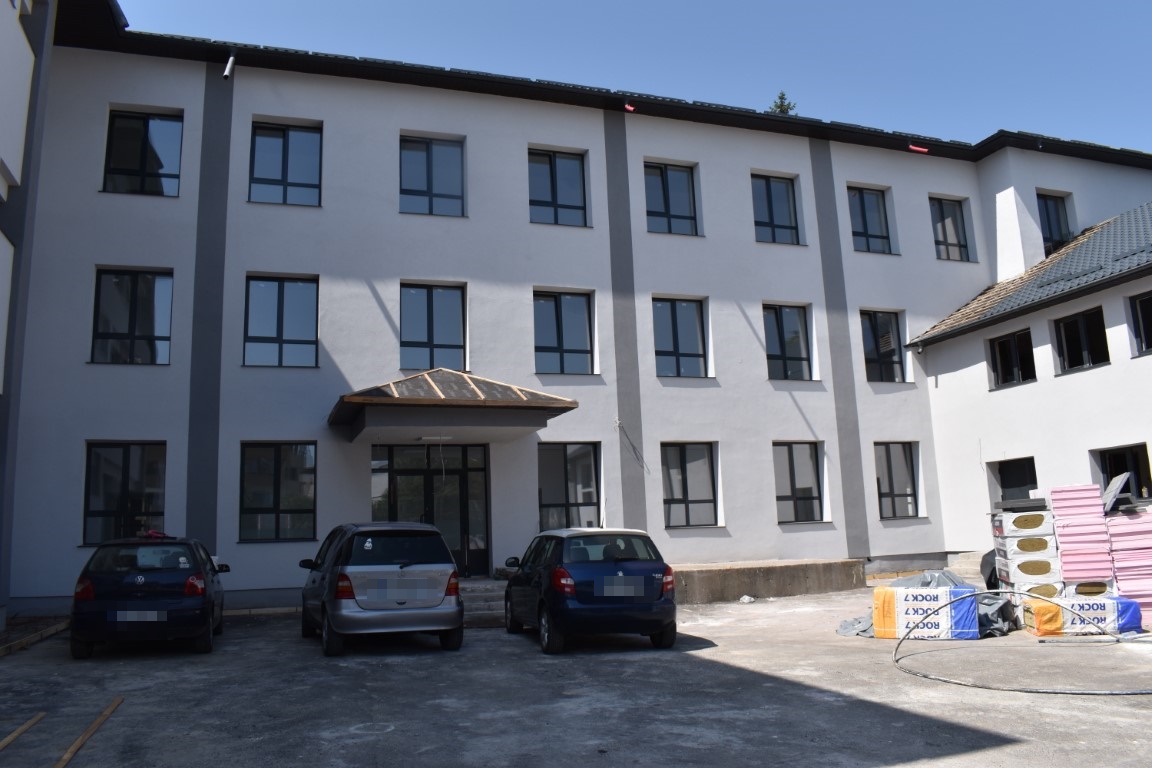 INVESTIȚII în școlile din Botoșani de aproape 55 de milioane de euro, de la reabilitări de clădiri la microbuze și laboratoare inteligente