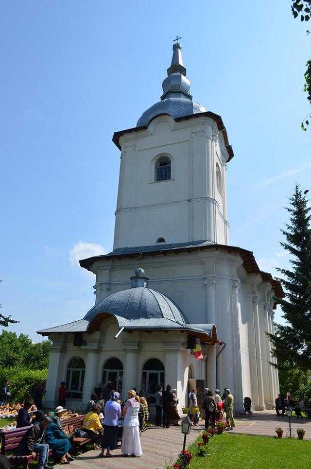 Biserica Vovidenia Botoșani lansează campania „Un ghiozdan pentru fiecare”