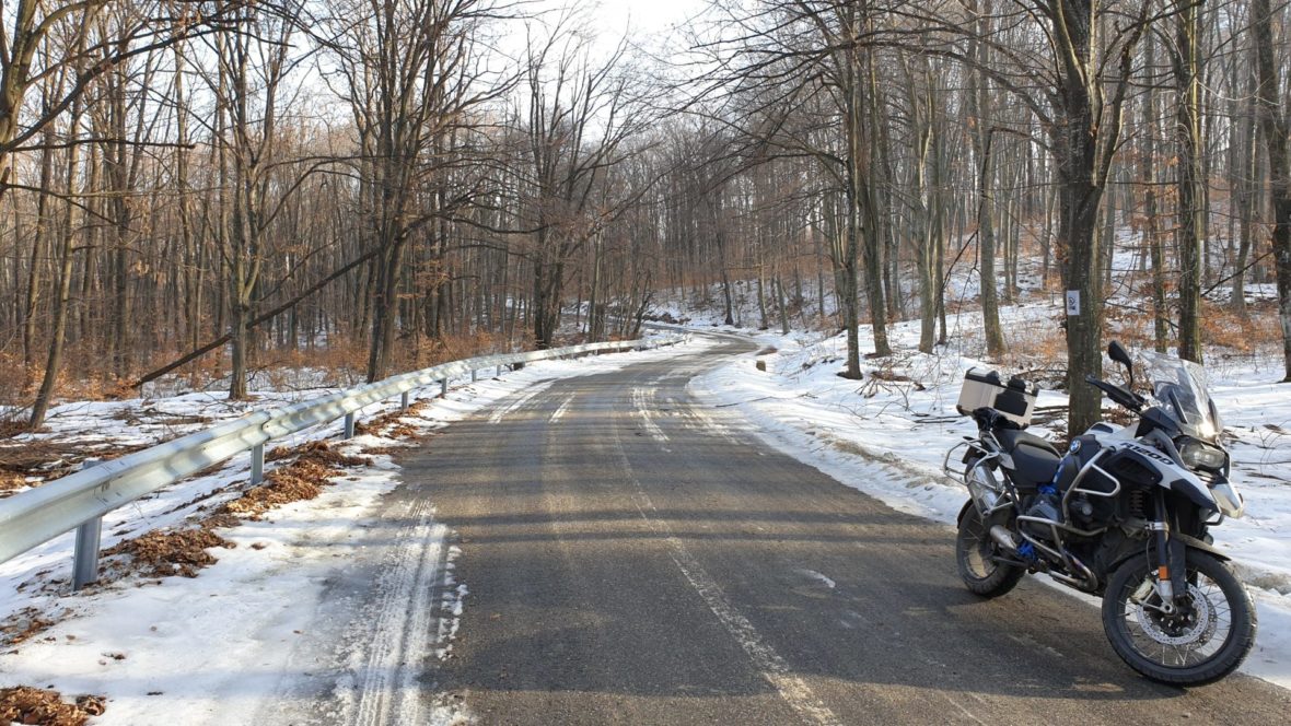 Dosar penal pentru un tânăr prins la plimbare cu motocicleta pe un ger cumplit 