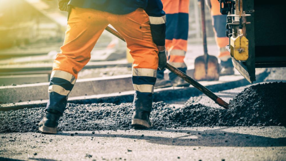 Firma Furia Asfaltului din Botoșani caută muncitor pentru spargeri - LISTA locurilor de muncă 