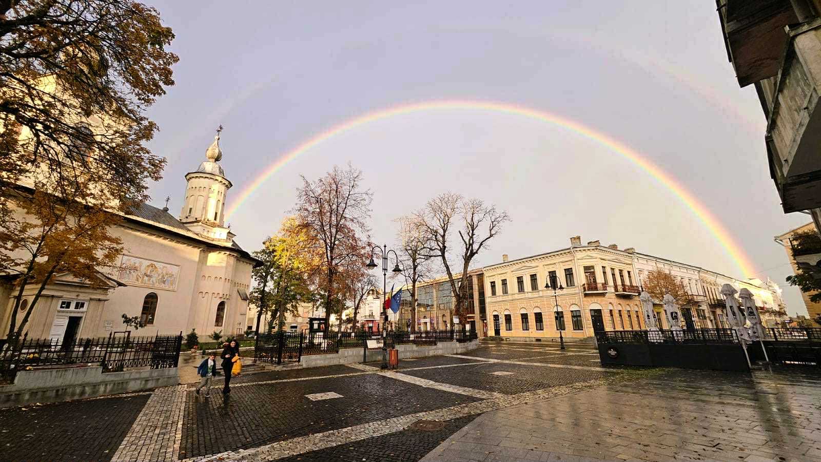 Vremea se schimbă radical în noiembrie: ce îi așteaptă pe botoșăneni după valul de căldură