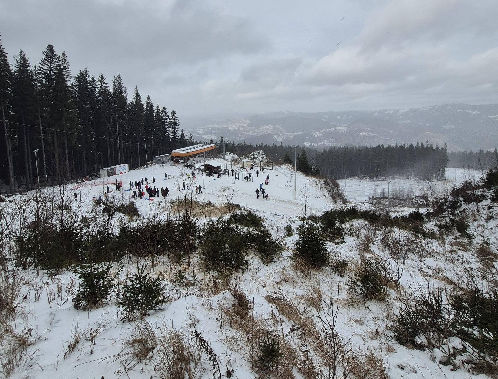 În unele zone din Suceava zăpada a ajuns la 2 metri, turiștii sfătuiți să evite unele trasee