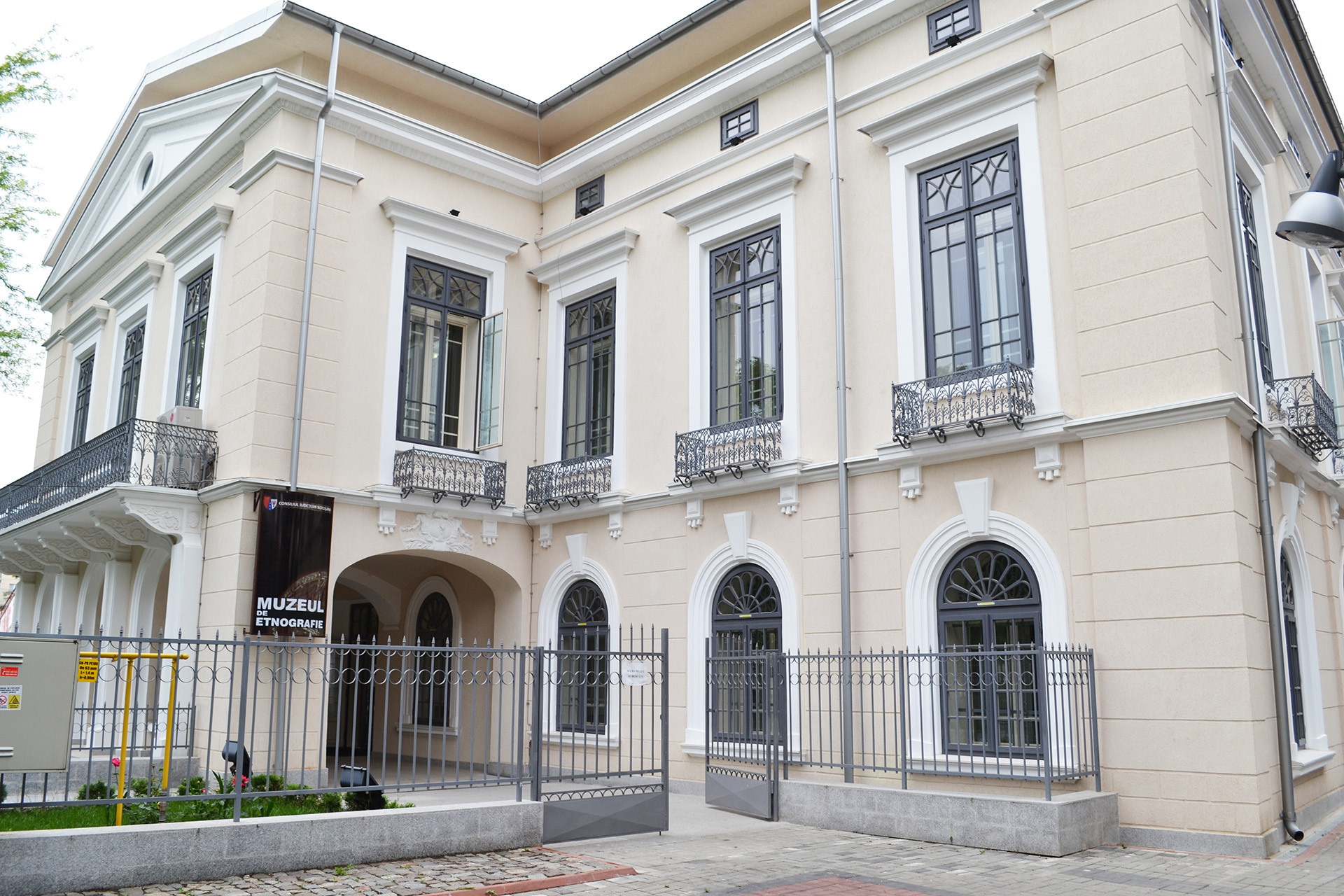 „De sărbători, mai aproape de tradiție” Ateliere de încondeiat globuri la Muzeul de Etnografie