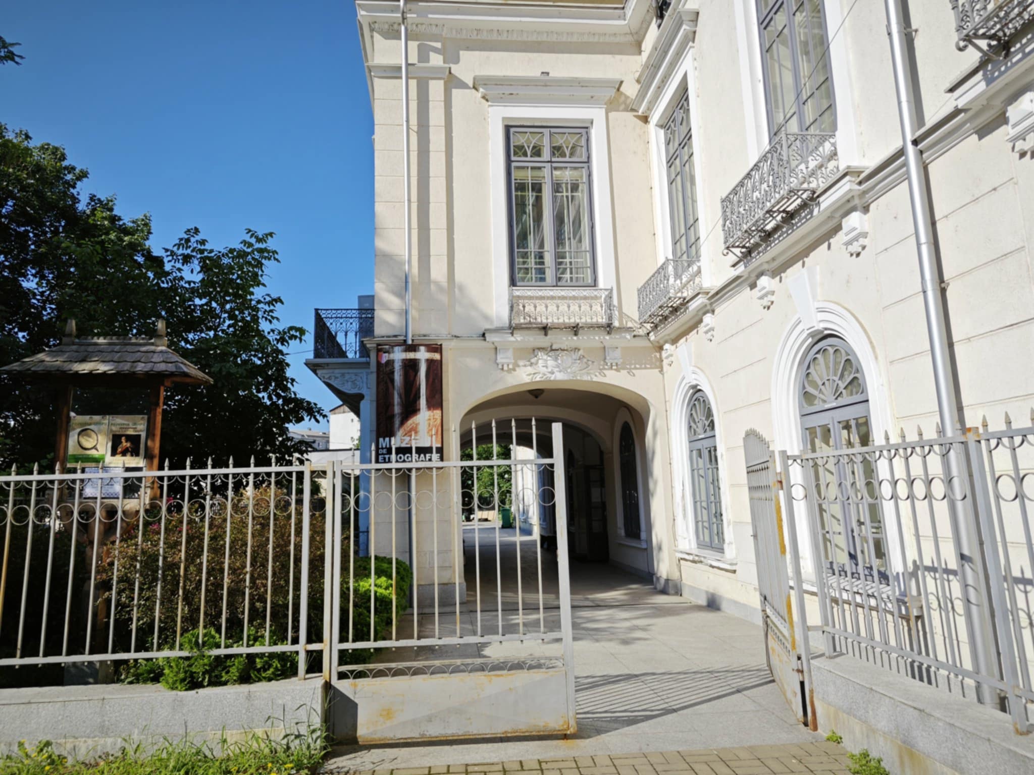 „Dimineți de august” la muzeu: Ateliere de pictură pentru pasionații de artă și frumos