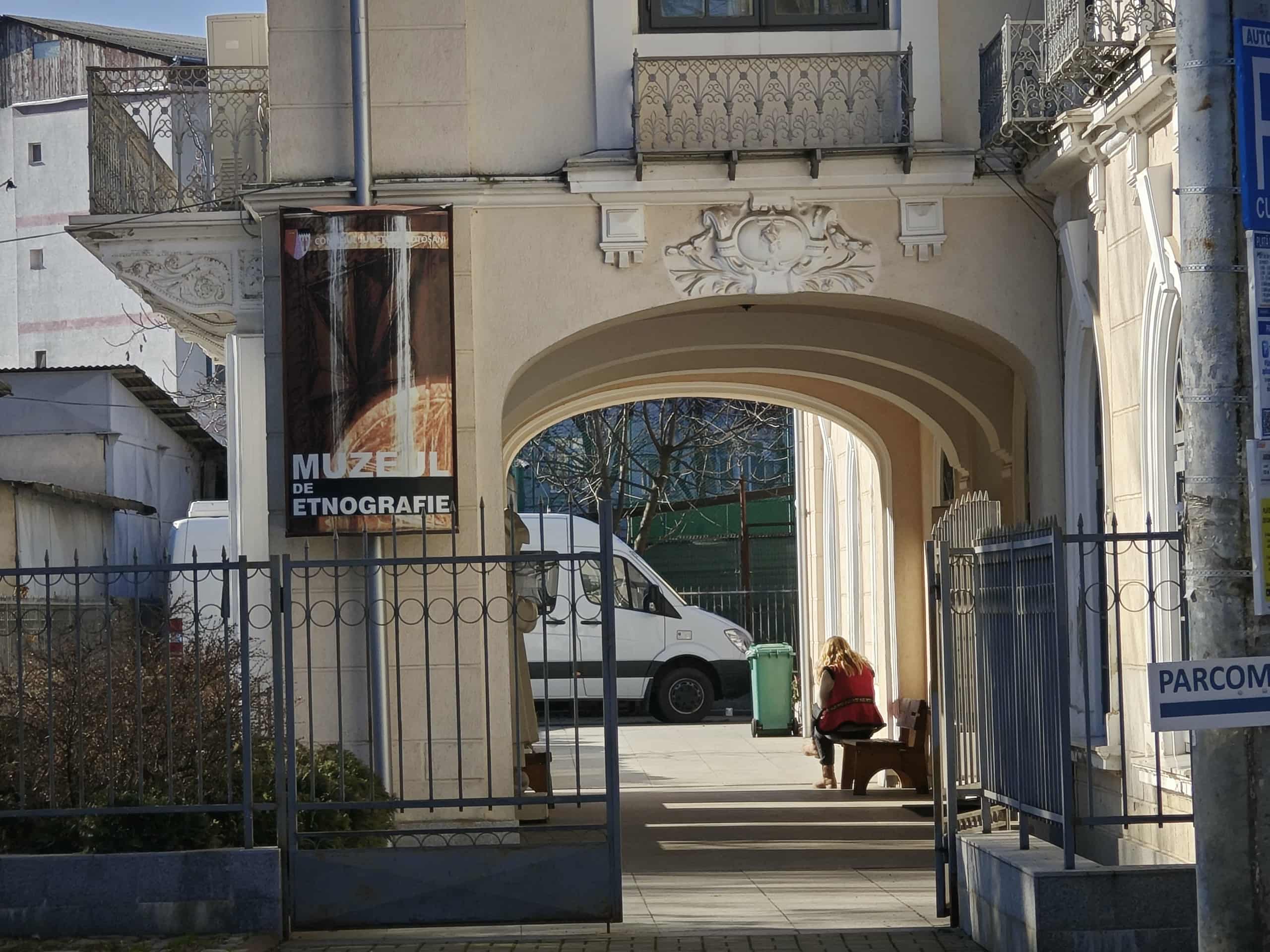 Ateliere de pictură pe sticlă organizate la Muzeul de Etnografie 