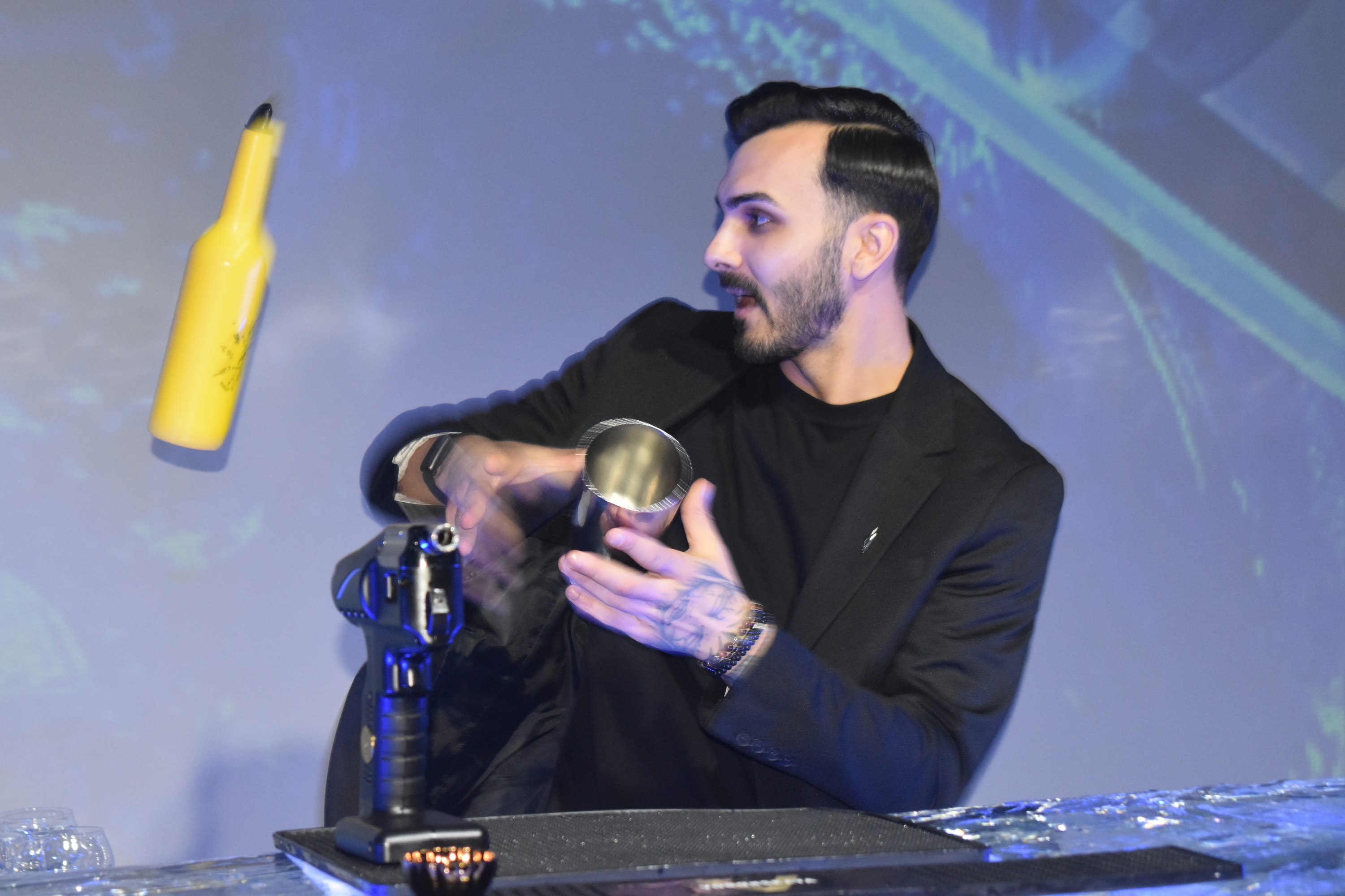 Barmanul triplu campion a făcut spectacol la primul cocktail cu noua vodcă de la Vorona: N-are cum să nu-ți placă