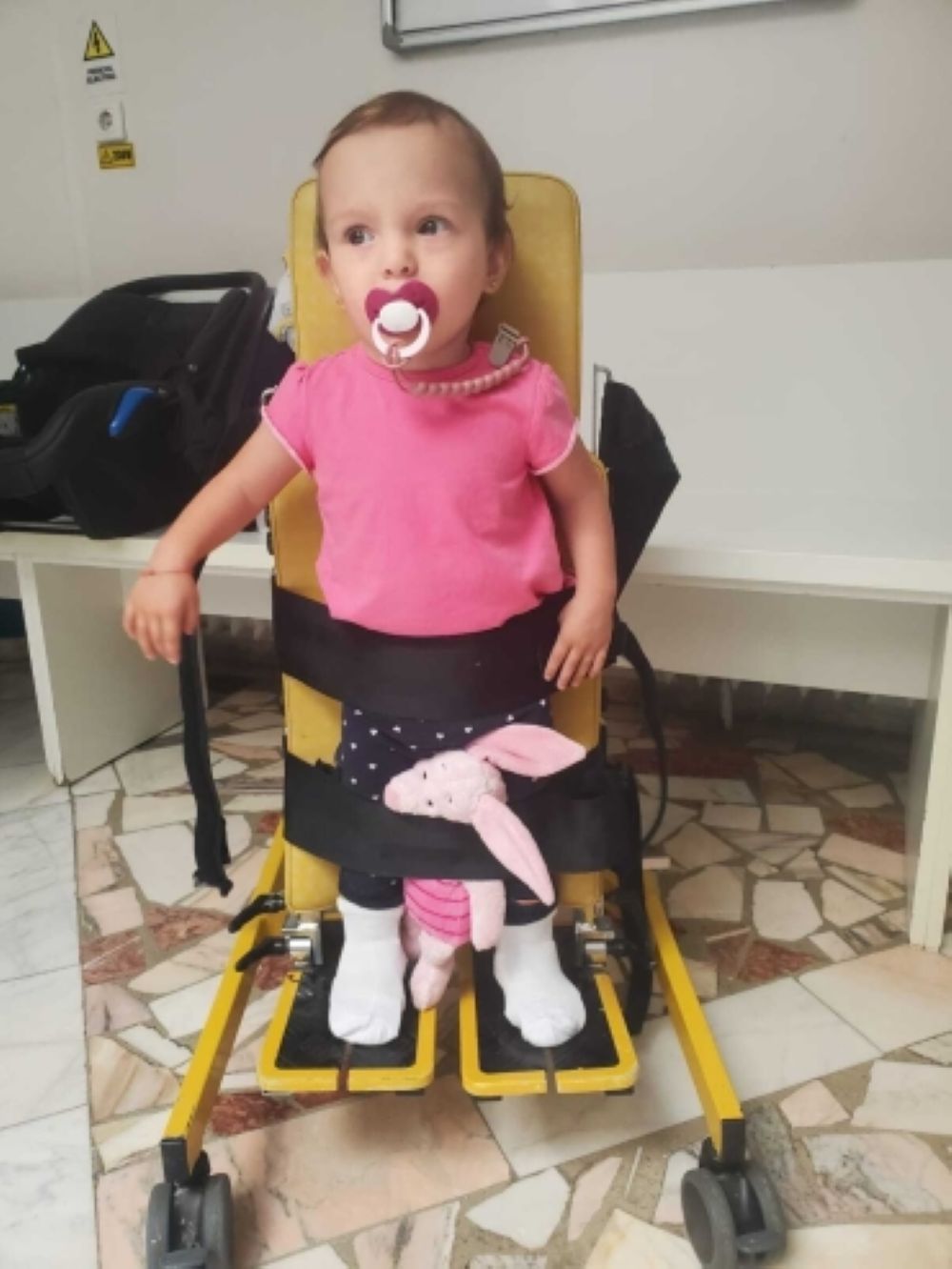 Fetița care la naștere cântărea doar 850 de grame are nevoie de noi! Să o ajutăm să-și țină de mână sora geamănă