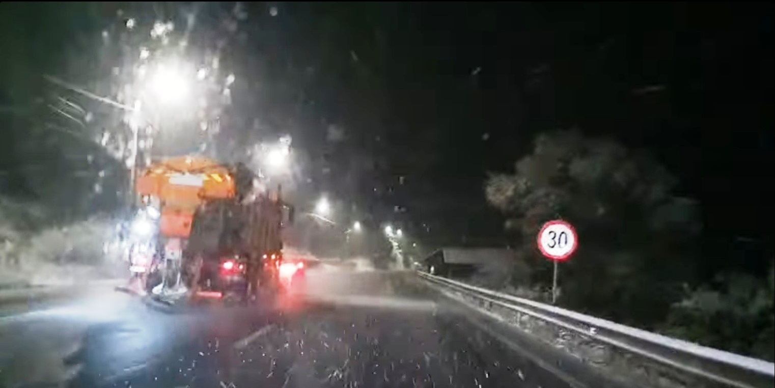 În Suceava și Neamț a nins, zeci de tone de material antiderapant răspândite pe drumuri – VIDEO