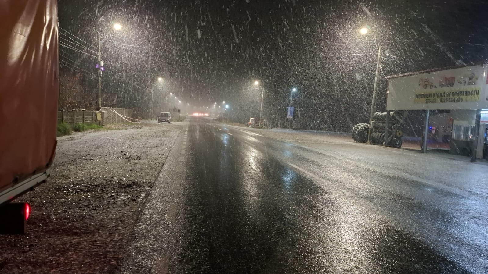 Drumarii chemați cu utilajele de deszăpezire de șefii județului: NINGE la noapte – VIDEO 