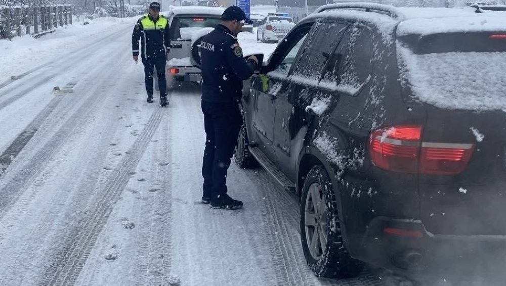 Șofer inconștient găsit de polițiști în trafic: CUM circula pe ninsoarea abundentă de ieri