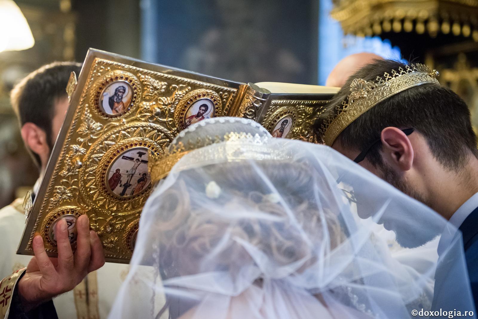  A crescut patru copii și a uitat de ea: O femeie speră să îmbrace rochia de mireasă