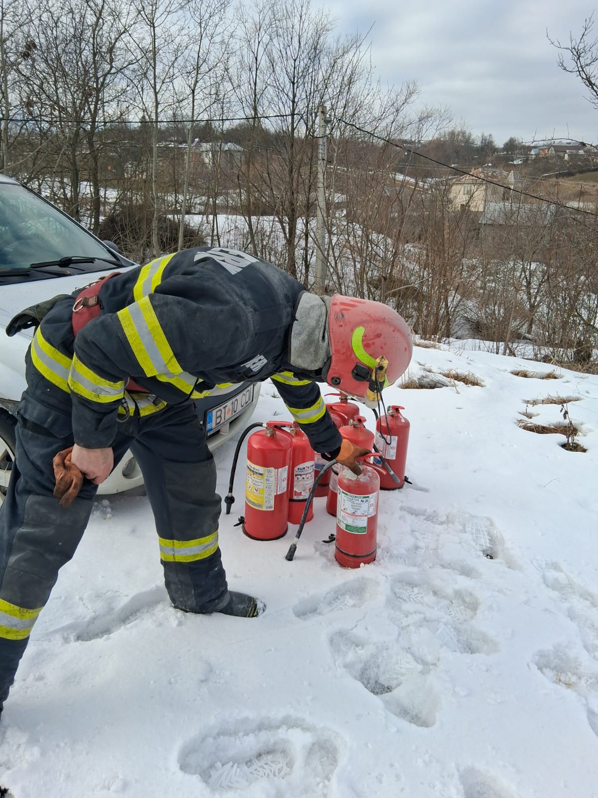 O bucătărie a luat foc în timp ce acasă NU se afla nimeni! Oamenii au sărit imediat în ajutor cu stingătoare
