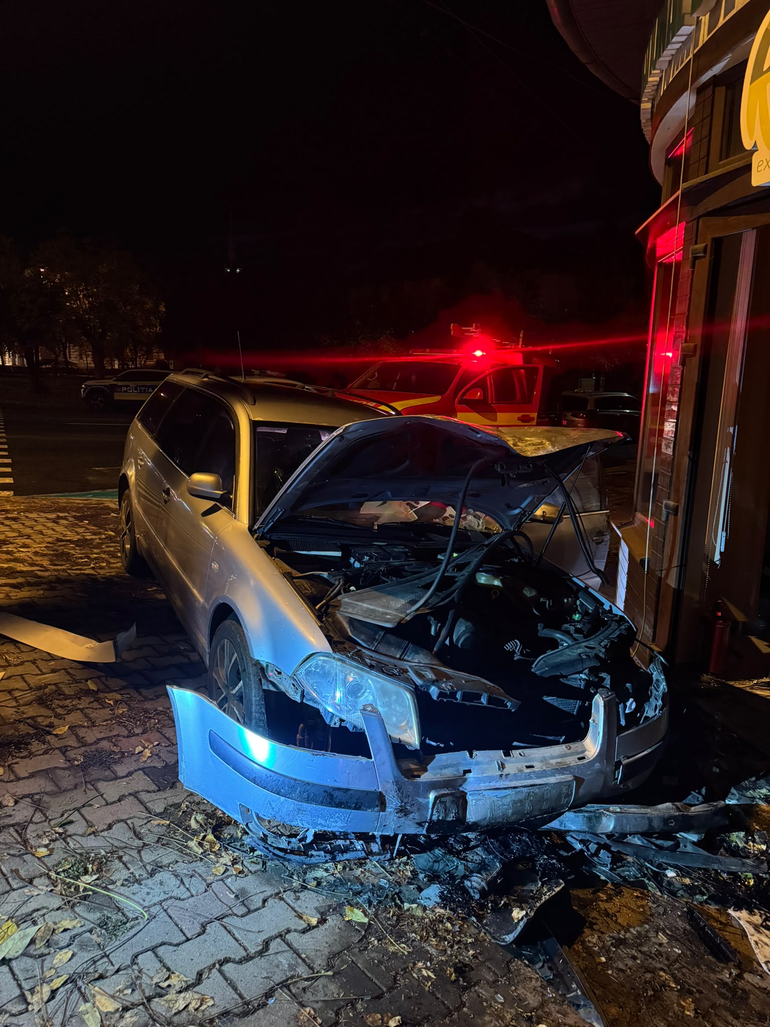 Mașină izbită într-o clădire,  șoferul și pasagerul au plecat