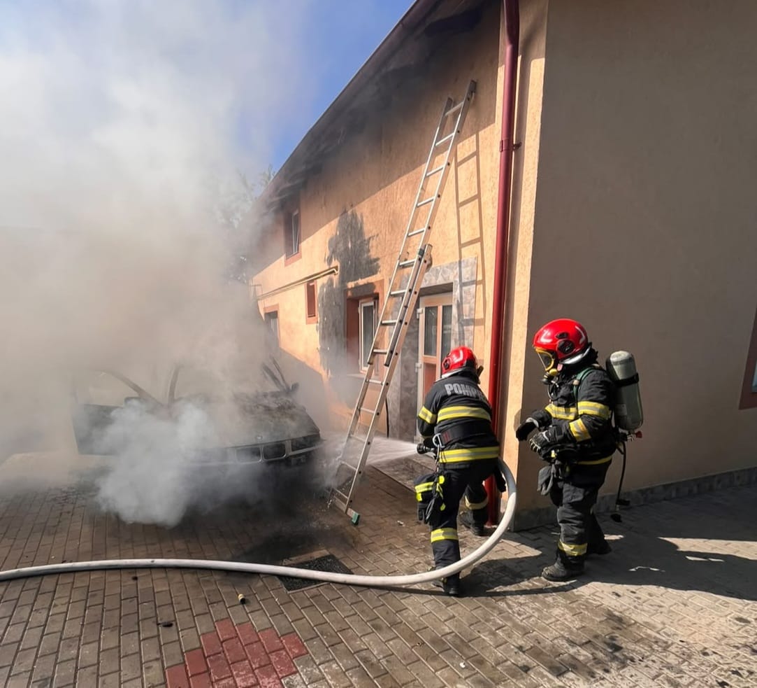 O mașină a luat foc, un tânăr s-a intoxicat cu fum