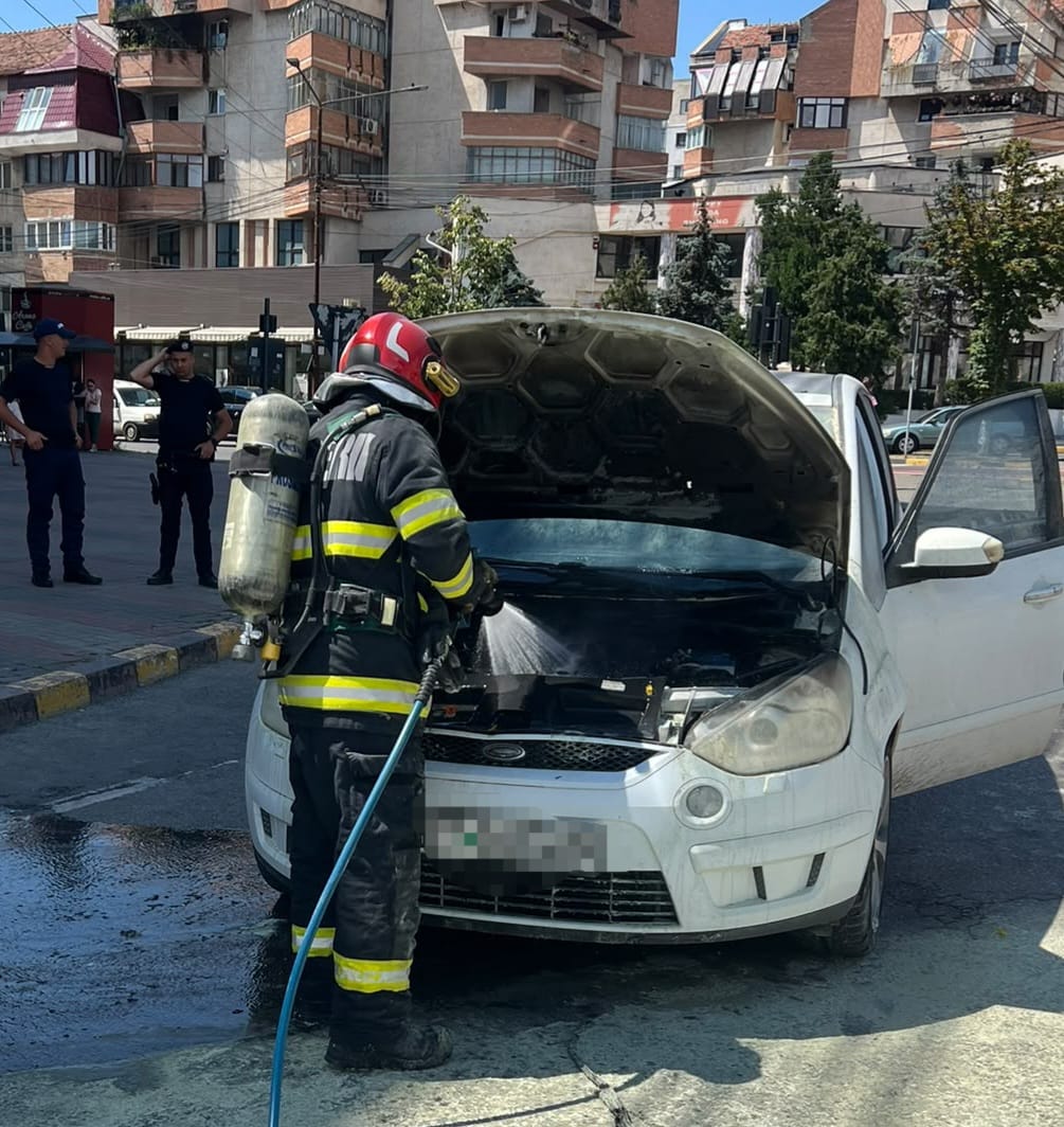 O mașină a luat foc în față la Taxe și Impozite Locale 