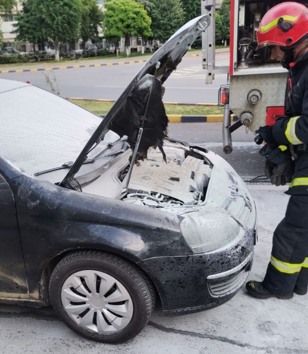 ULTIMĂ ORĂ: O mașină a luat foc în centrul orașului, șoferița a chemat rapid pompierii  