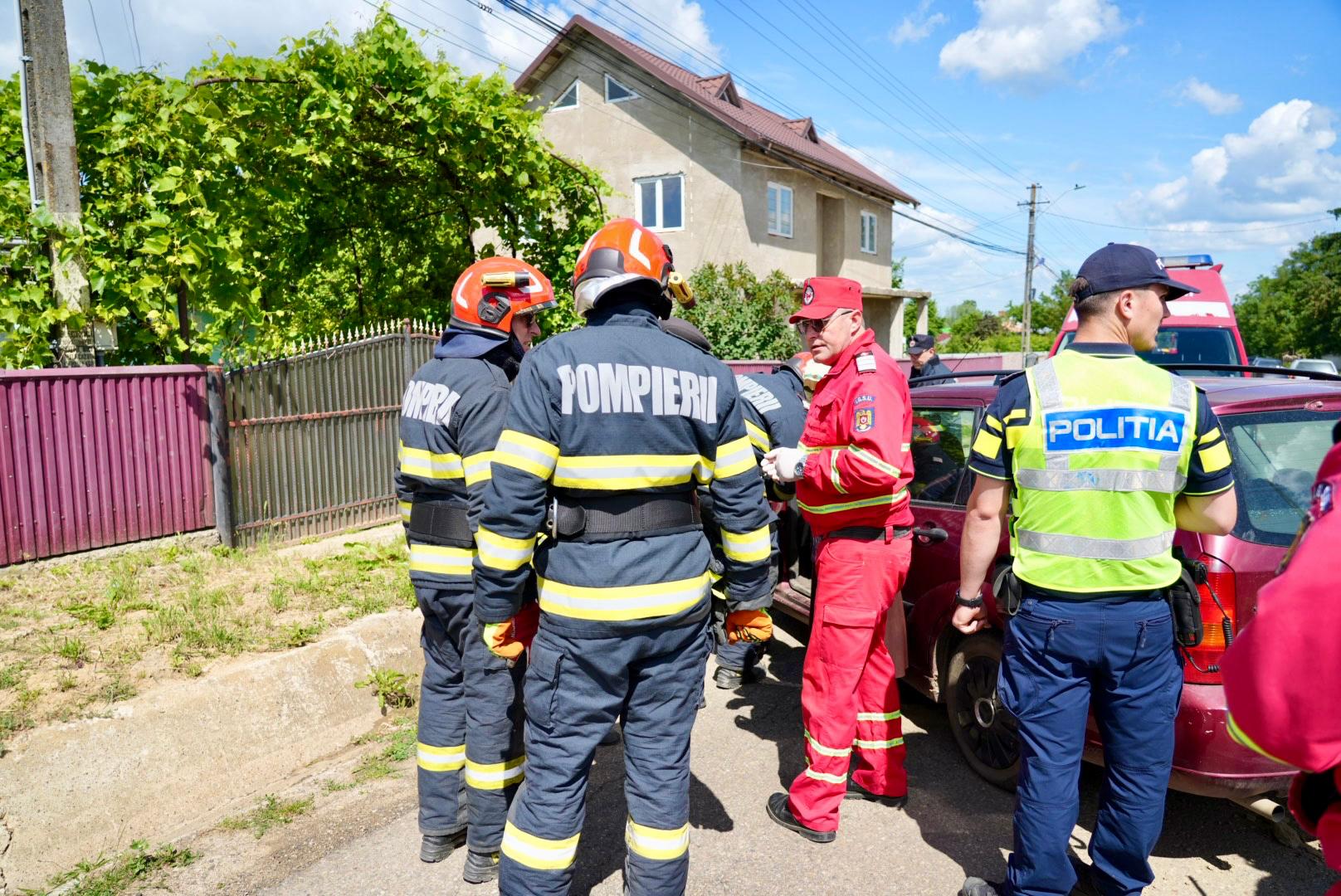 O mașină și o motocicletă s-au izbit, doi răniți duși urgent la spital