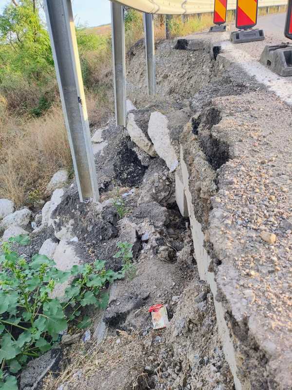 O porțiune din dintr-un drum important din Botoșani s-a surpat la mai puțin de trei ani de la modernizarea drumului