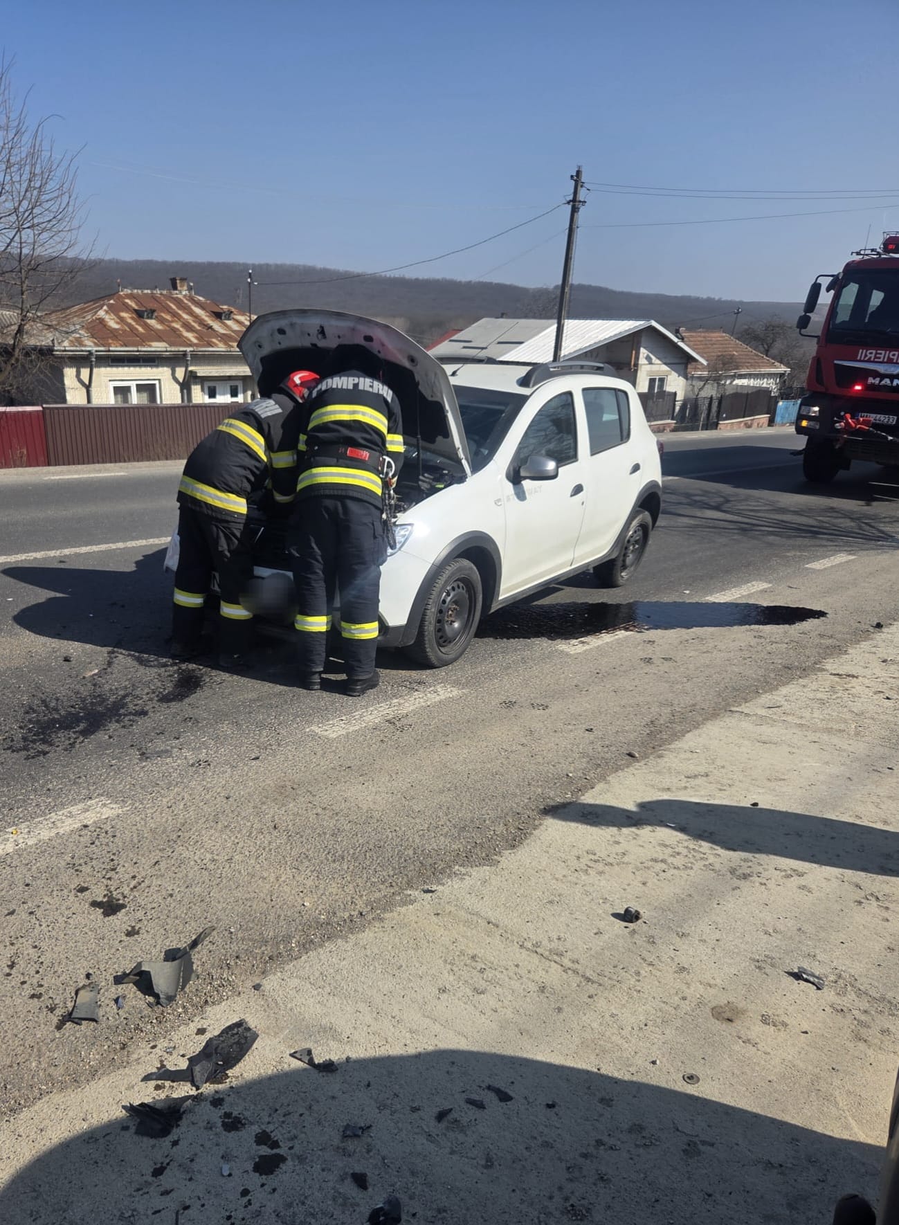 ULTIMĂ ORĂ: O șoferiță s-a izbit cu mașina într-un cap de pod