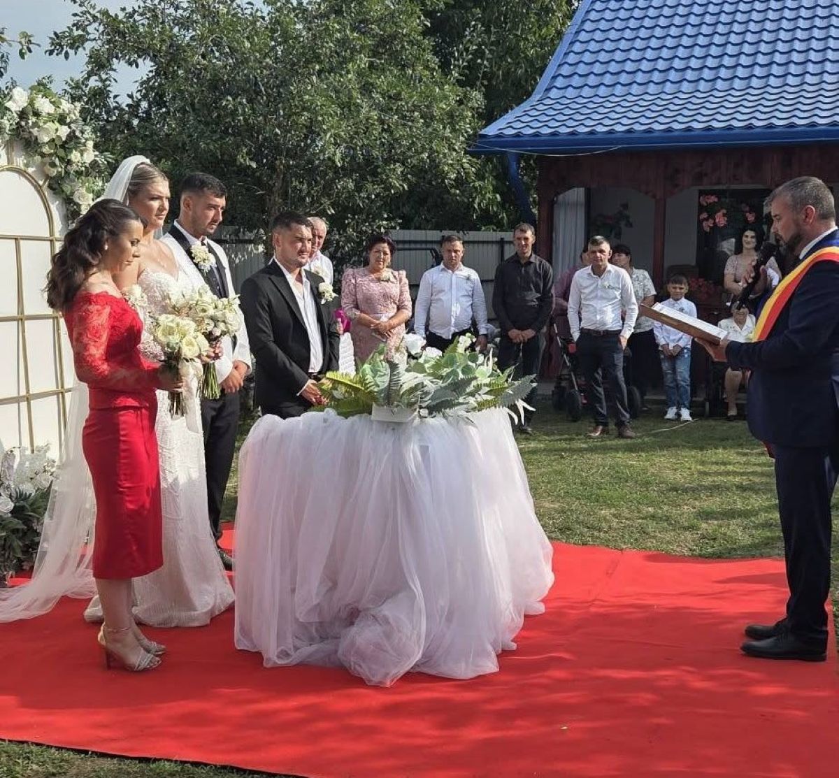 Emoții pentru un primar din Botoșani la o cununie: Mirii și nașii sunt foștii lui elevi