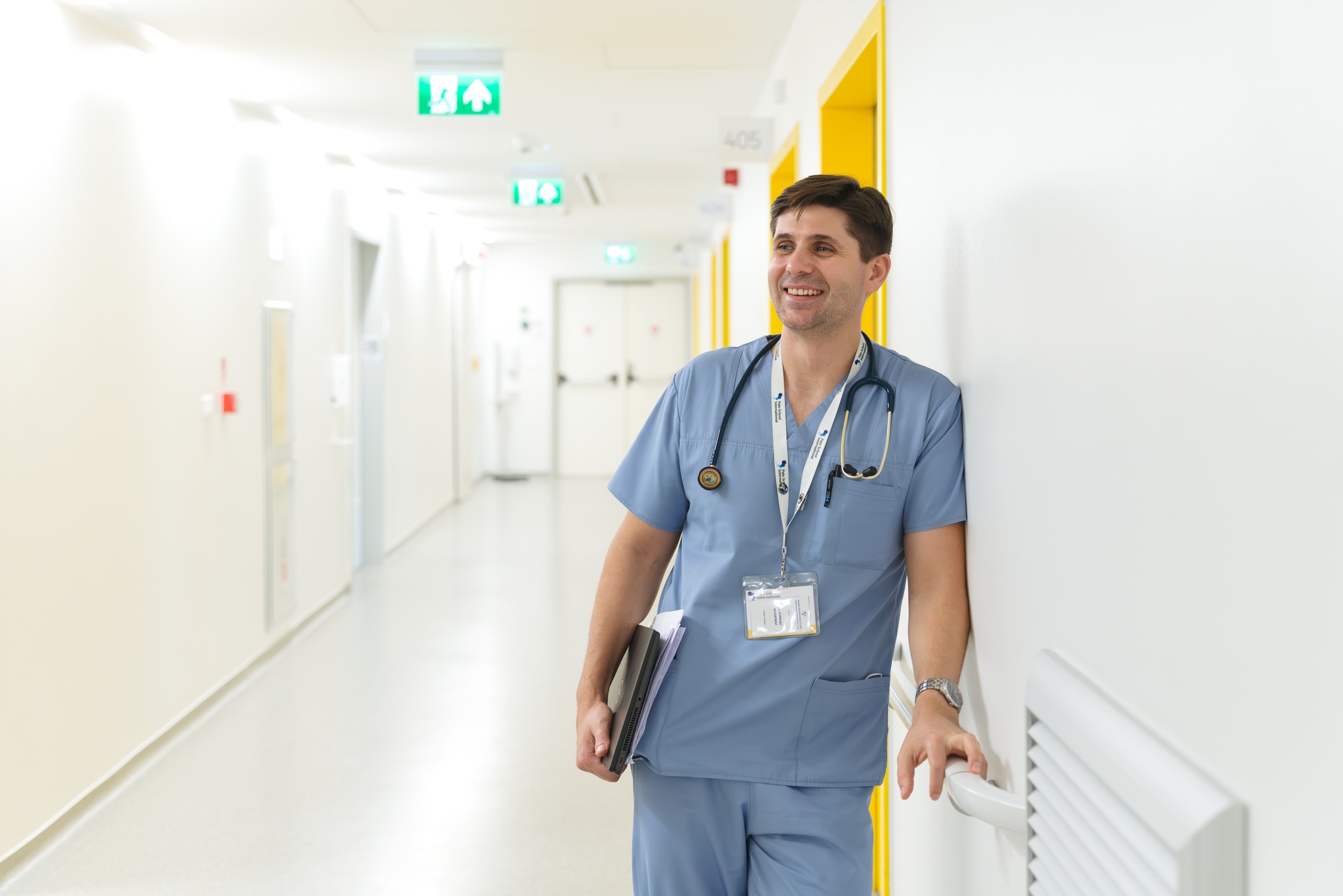 „În România, se consideră că e normal să ai dureri, dacă ești în spital. Nu e”. Un medic român își tratează pacienții ca în Elveția și și-ar dori această nouă regulă