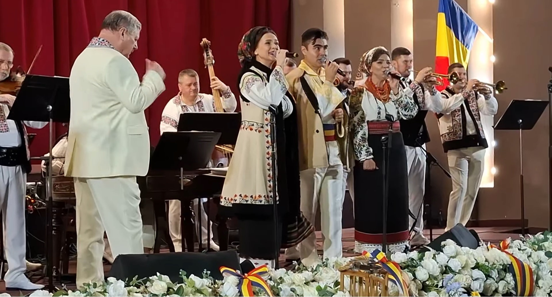 Orchestra „Rapsozii Botoșanilor”, concerte - lecție în fața elevilor botoșăneni 