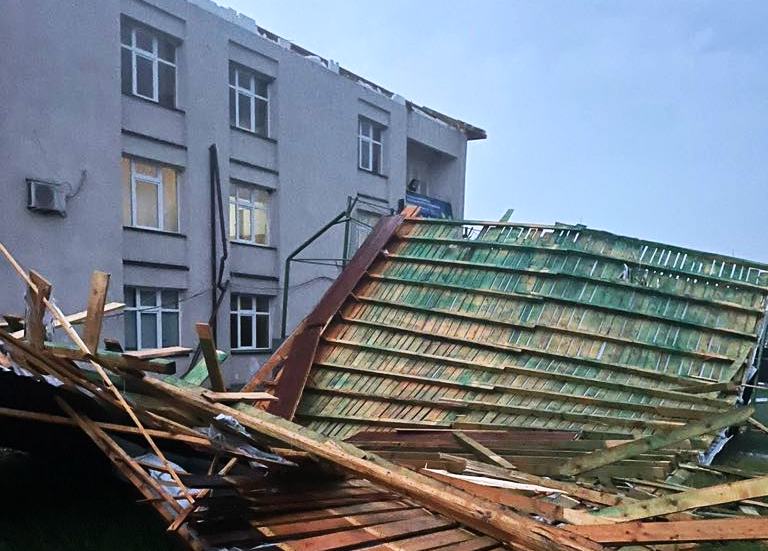 IMAGINILE DEZASTRULUI după furtună: Acoperișul unei școli a zburat, familie blocată în mașină, copaci puși la pământ, inundații