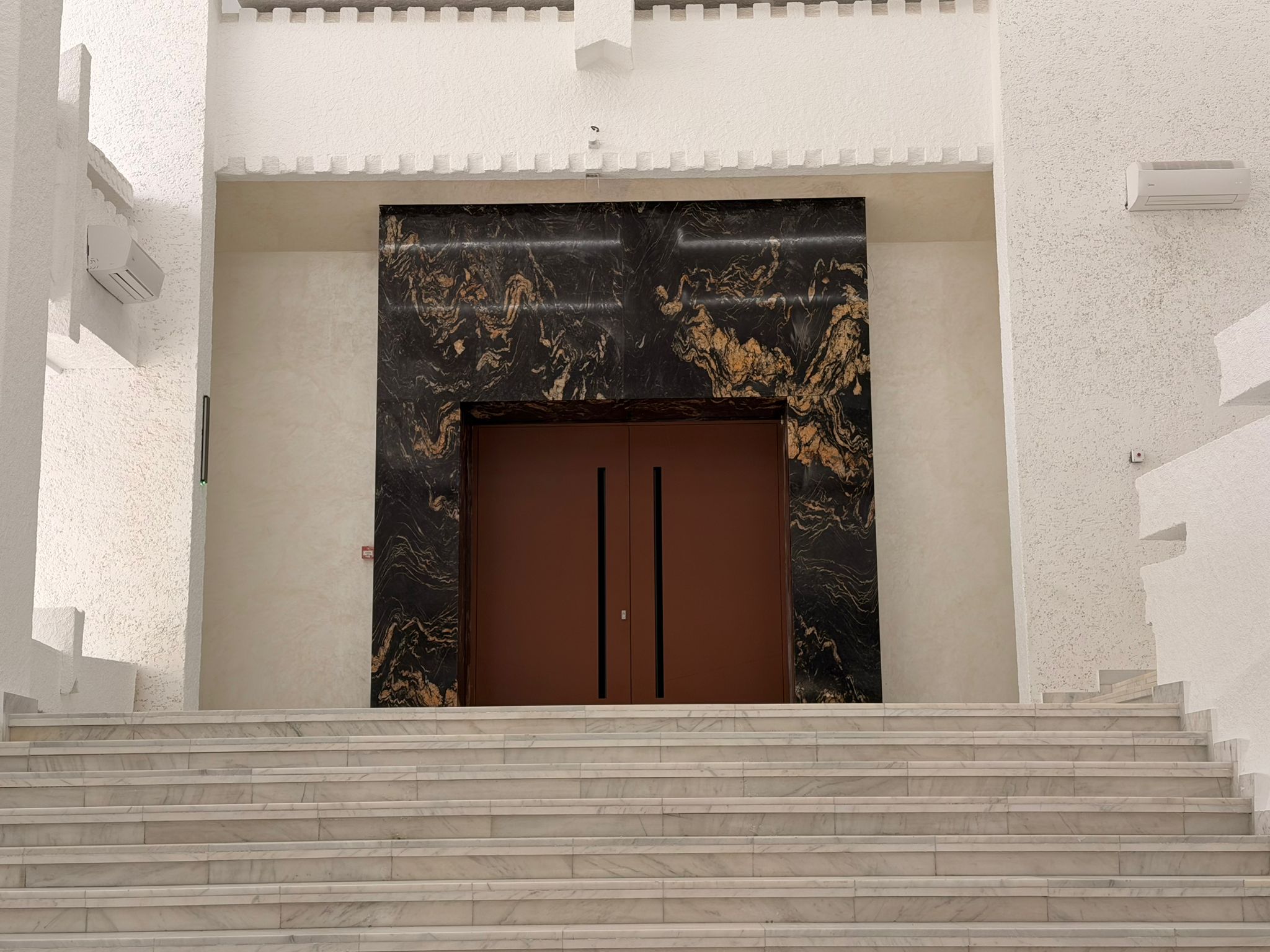 palatul administrativ in intuneric