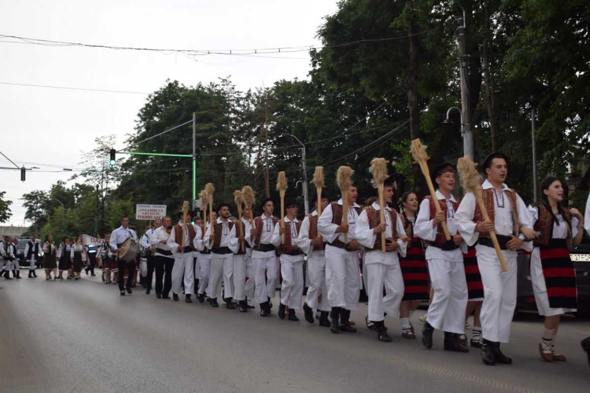 Parada costumelor populare organizată pe străzile orașului 