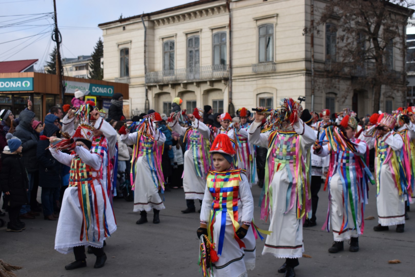DUMINICĂ: Paradă de datini și obiceiuri pe străzile orașului, circulația RESTRICȚIONATĂ – TRASEUL 