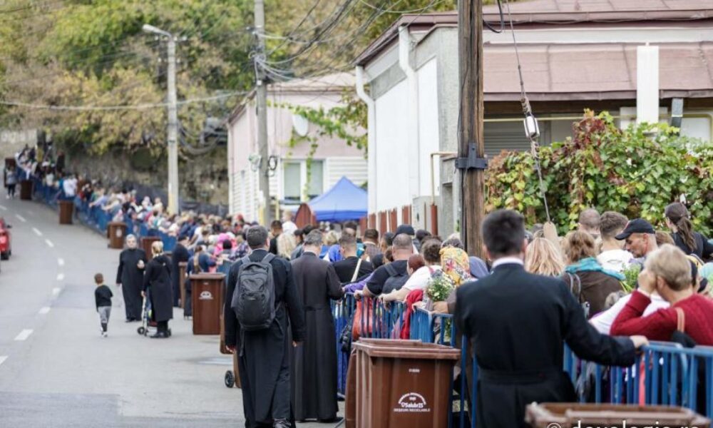 Timpul de așteptare la moaștele Sfinților Parascheva și Pantelimon a ajuns la 18 ore: Coada se întinde peste 6 kilometri