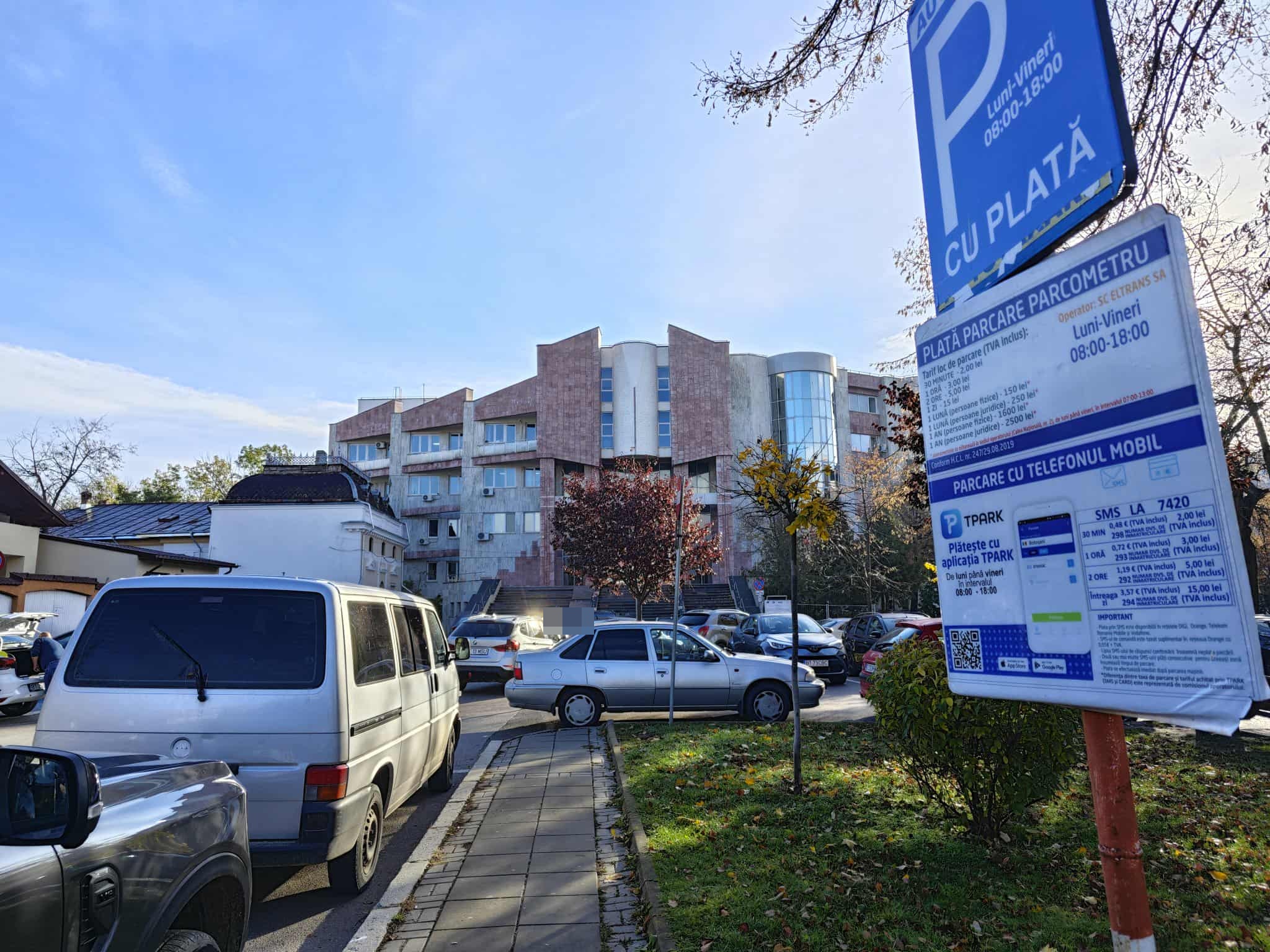 Șoferi amendați în parcările cu plată și pe o stradă intens circulată din oraș 