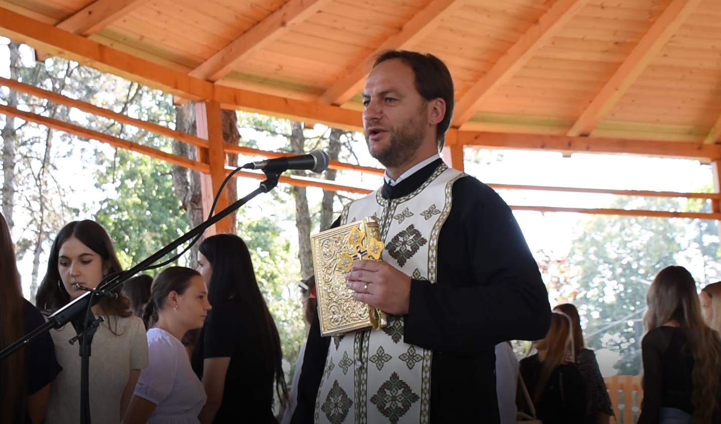 Noul an școlar deschis în zi de mare sărbătoare, mesajul părintelui Vitel pentru elevi și profesori – VIDEO 